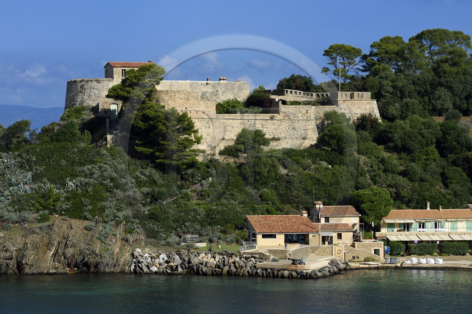 France, Var (83), Iles d'Hyères, parc national de Port Cros, Ile de Port-Cros, le Fort du Moulin surplombe le village de Port Cros