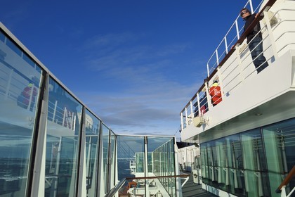 Groenland, cote Nord-Ouest, Smith sound au nord de la baie de Baffin, le bateau de croisière MS Fram de la compagnie Hurtigruten progressant entre les blocs de glace de la banquise