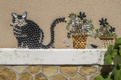 France, Vendée (85), Les-Sables-d'Olonne, quartier de l'île Penotte, ruelles piétonnes aux façades ornées de mosaïques de coquillages (avant utilisation demander l'autoristaion à L'ADAGP www.adagp.fr)