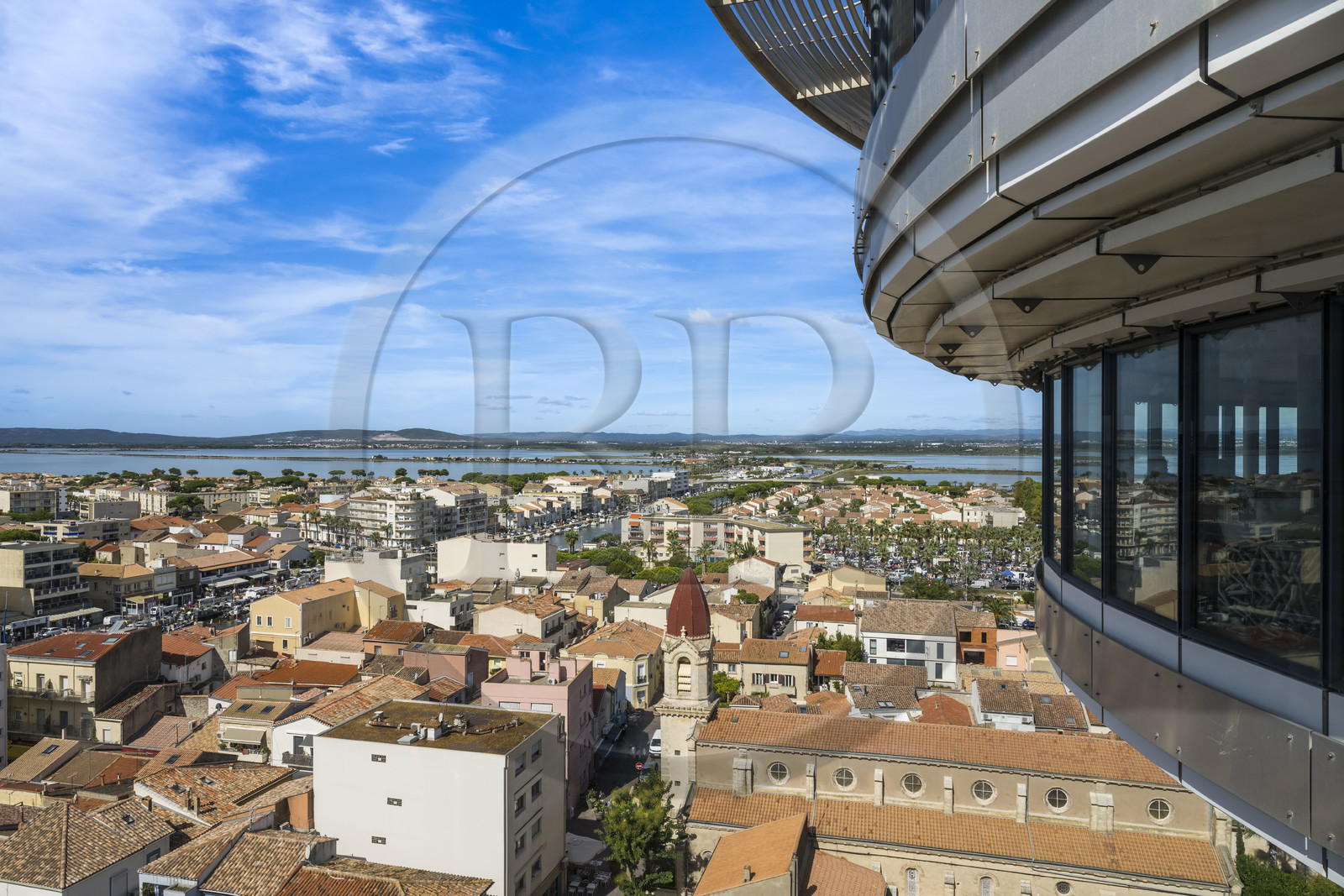 France, Hérault (34), Palavas-Les-Flots, la ville vue depuis le Phare de la Méditerranée, tour d'observation de 43 mètres issue de la transformation de l'ancien chateau d'eau,  l'étang du Méjean en arrière plan