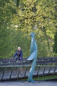 France, Charente (16), Angoulême, Corto Maltese, sculpture en bronze de Luc et Livio Benedetti, sur la passerelle Hugo Pratt au dessus de la Charente qui relie les batiments de la Cité internationale de la bande dessinée et de l’image (CIBDI)