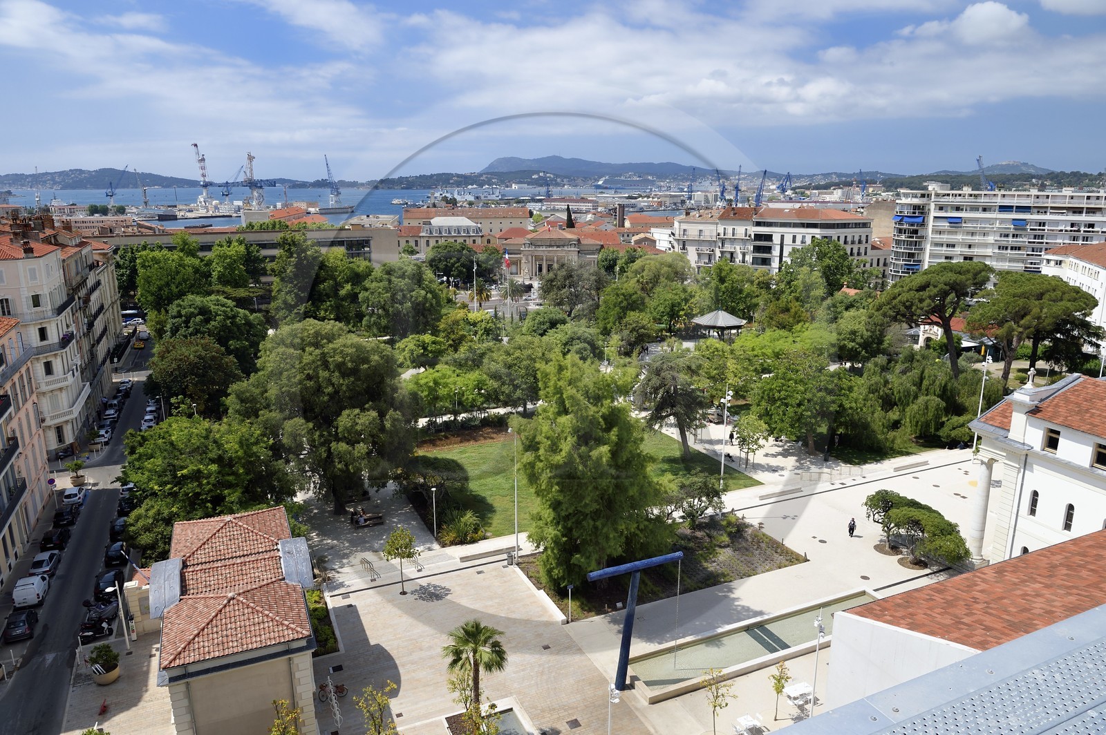 France, Var (83), Toulon, quartier Chalucet, le Jardin Alexandre 1er et le port en arrière plan