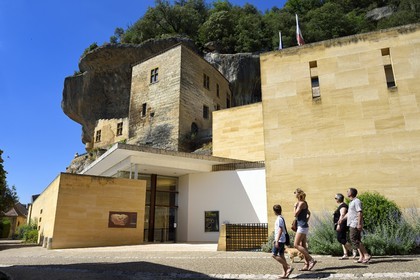 France, Dordogne (24), Périgord Noir, vallée de la Vézère, Les Eyzies-de-Tayac-Sireuil, site classé Patrimoine Mondial de l'UNESCO, le Musée National de la Préhistoire, extension créée par l'architecte Jean-Pierre Buffi, dominé par la falaise et l'ancien Chateau de Tayac
