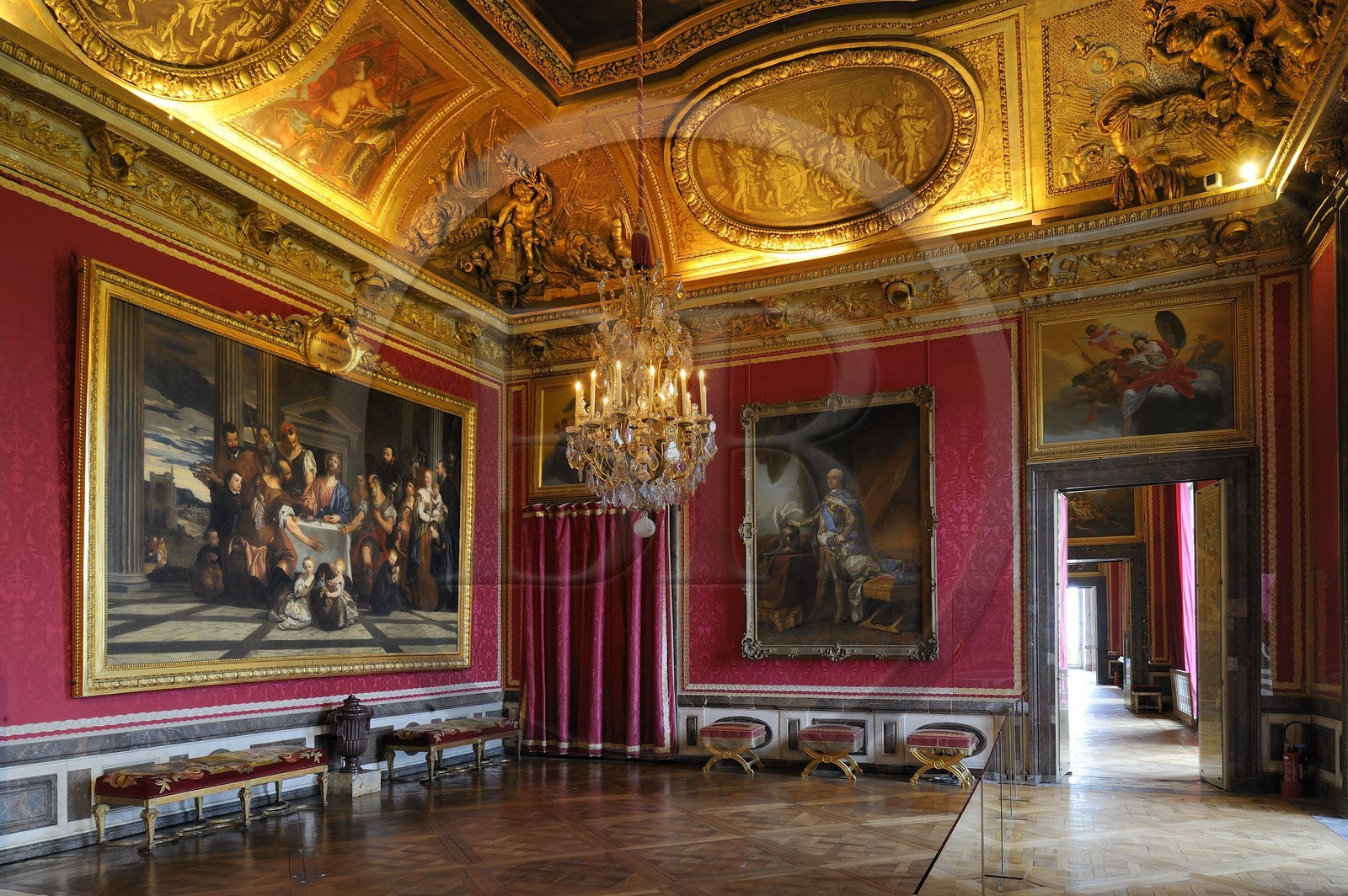 France, Yvelines (78), château de Versailles, classé Patrimoine Mondial de l'UNESCO, les Grands Appartements, salon de Mars avec peinture représentant Louis XV de Van Loo en arrière plan à droite