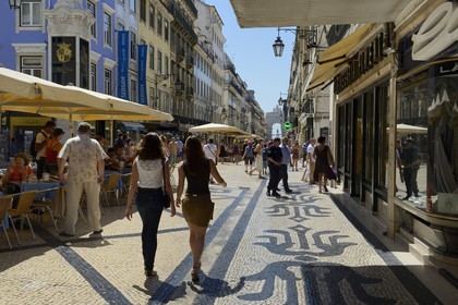 Portugal, Lisbonne, quartier de Baixa pombalin, la rue piétonne et très commerçante rua Augusta