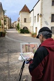 France, Côte d'Or (21), Châteauneuf-en Auxois, labellisé Les Plus Beaux Villages de France, peintre amateur dans la rue principale
