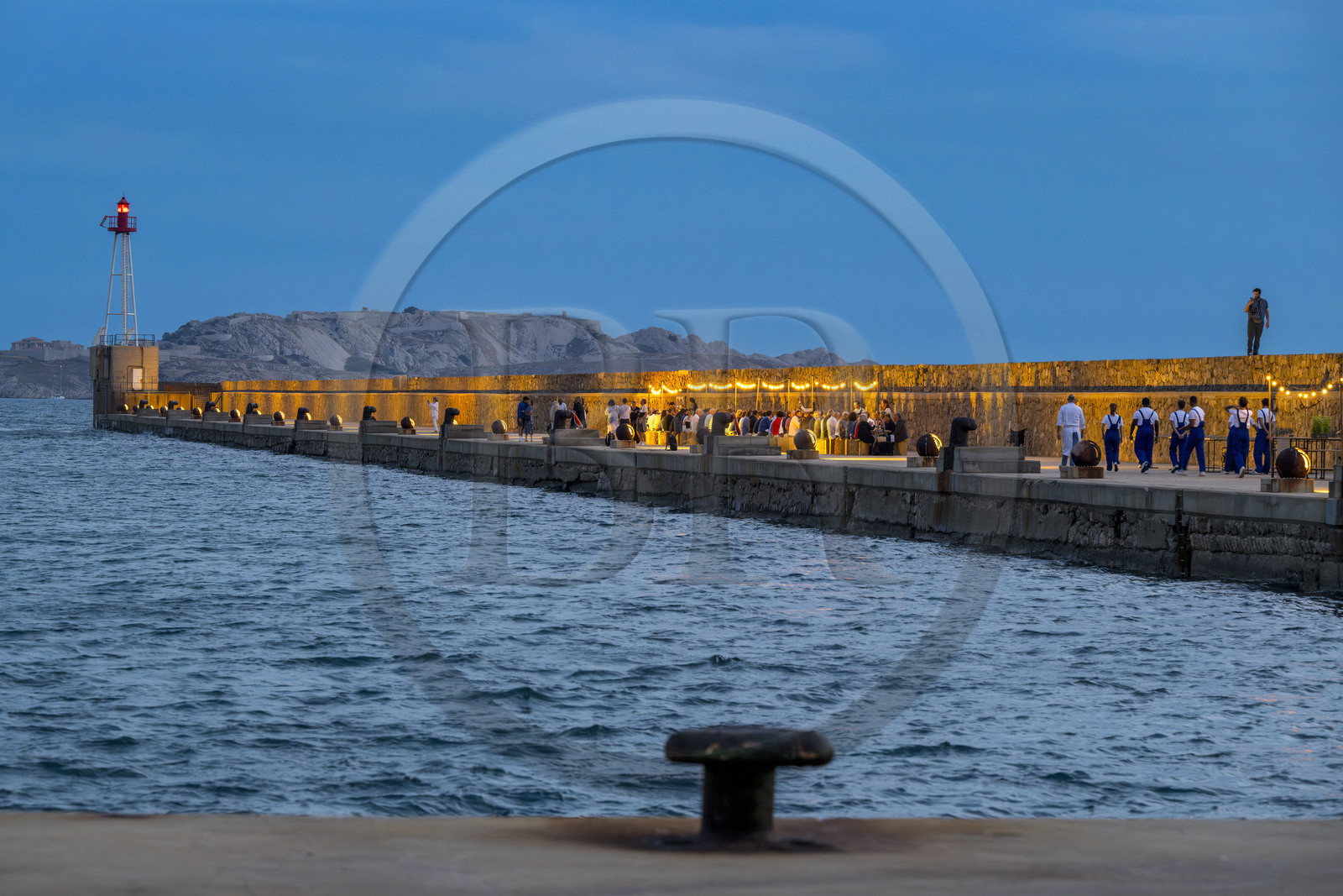 France, Bouches-du-Rhône (13), Marseille, Zone Euroméditerranée, grand port maritime de Marseille (GPMM), la digue du large, convives attablés à une grand table de banquet dressée par le chef Emmanuel Perrodin dans le cadre des Diners Insolites