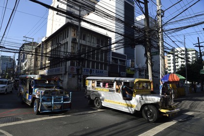 Philippines, Ile de Luzon, Manille, quartier Ermita,  jeepney (jeep allongée pour le transport de passagers)