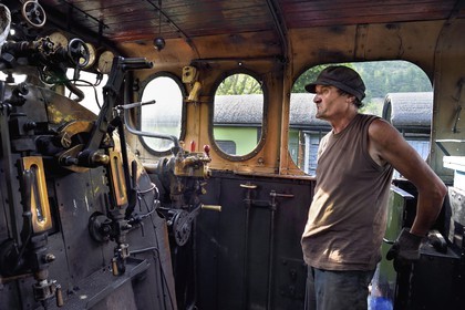 France, Alpes-Maritimes (06), Puget Théniers, locomotive en chauffe, dans la cabine, Frederic Laugier bénévole du G.E.C.P. qui restaure et exploite le Train des Pignes, aujourd'hui chauffeur
