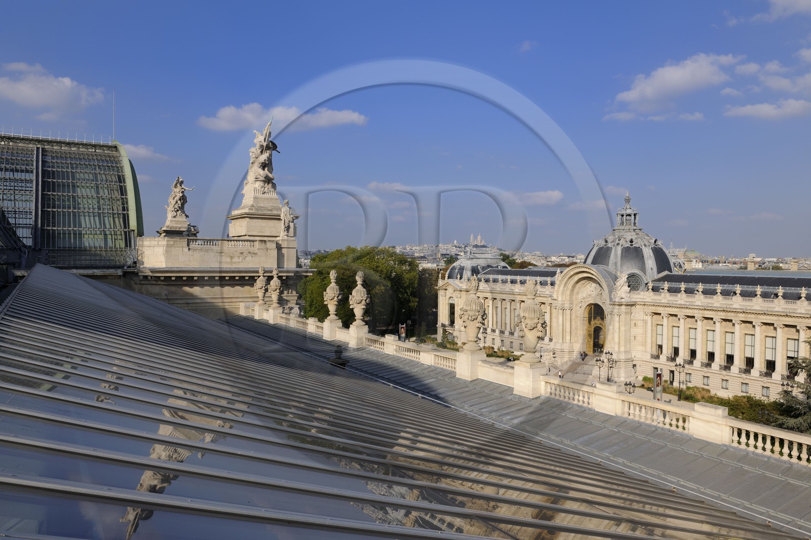 France, Paris (75), le Petit Palais vu du Grand Palais
