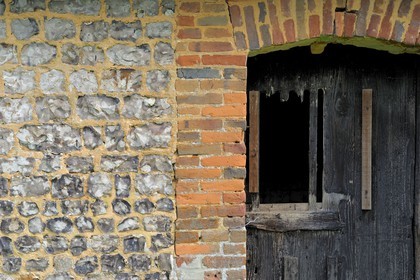 France, Seine-Maritime, Bretteville-du-Grand-Caux, Clos masure, a typical farm of Normandy, called La Vitrine du Lin, detail of a stone wall of limestone and flint