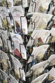 Allemagne, Berlin, fragments du mur de Berlin vendus comme souvenirs