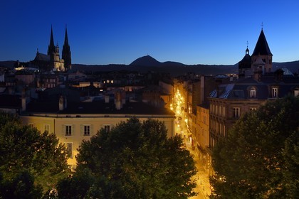 France, Puy-de-Dôme (63), Clermont-Ferrand, la rue du Port entre la cathédrale Notre-Dame de l'Assomption à gauche et la basilique Notre-Dame-du-Port à droite, en arrière plan l'ancien volcan le Puy de Dome