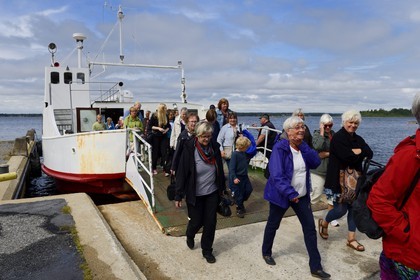 Suède, Comté de Vasterbotten, région d'Umea, Iles de Norrbyskär qui fut une des plus grandes scieries d'Europe au début du XXème siècle, débarquement d'un groupe de visiteurs sur l'ile principale