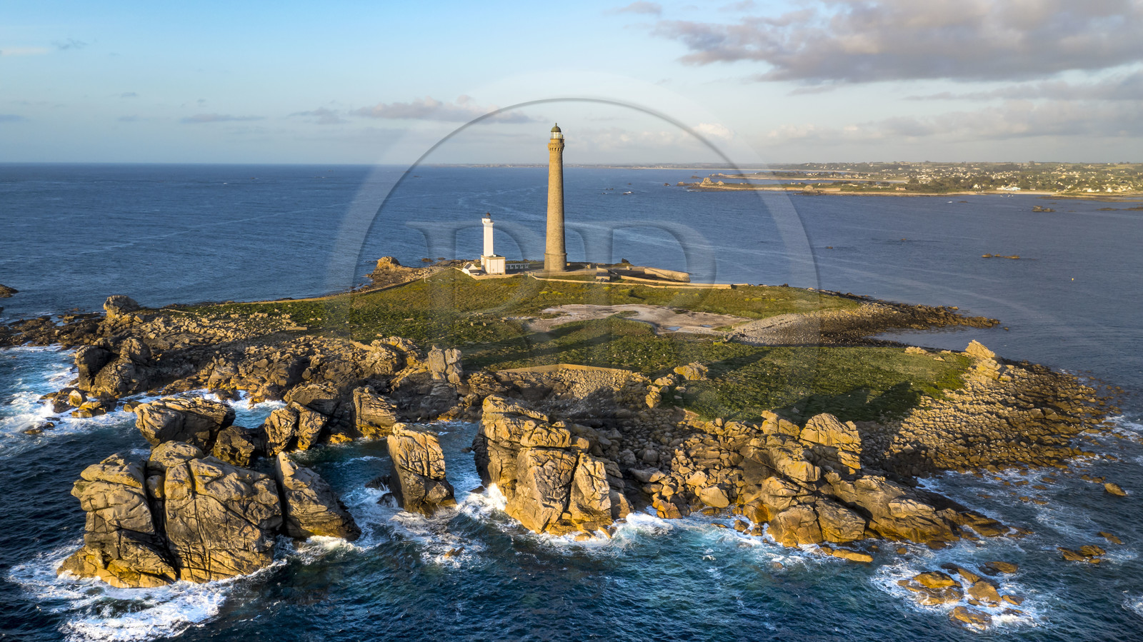France, Finistère (29), Pays des Abers, Ile Vierge dans l'archipel de Lilia, le phare de l'Ile Vierge, le plus haut phare d'Europe avec 82,5 mètres, et l'ancien phare de 1845 (vue aérienne)