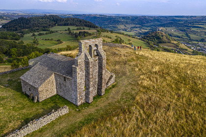 France, Cantal (15), Parc Naturel Régional des Volcans d'Auvergne, Chastel-sur-Murat, Chapelle Saint Antoine du XIIe siècle perchée sur un promontoire, randonneurs sur le chemin de Saint-Jacques de Compostelle par la Via Arverna (vue aérienne)