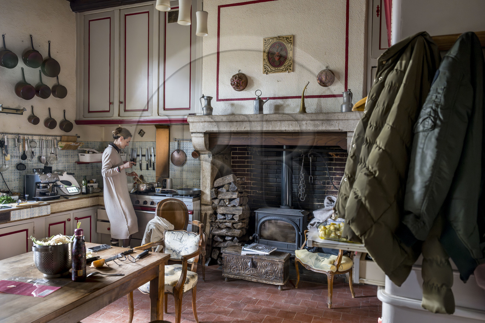 France, Vendée (85), Sèvremont, le chateau de la Flocellière, gite et chambre d'hotes, la chatelaine Sandrine Vignial préparant le diner de ses hotes dans la cuisine