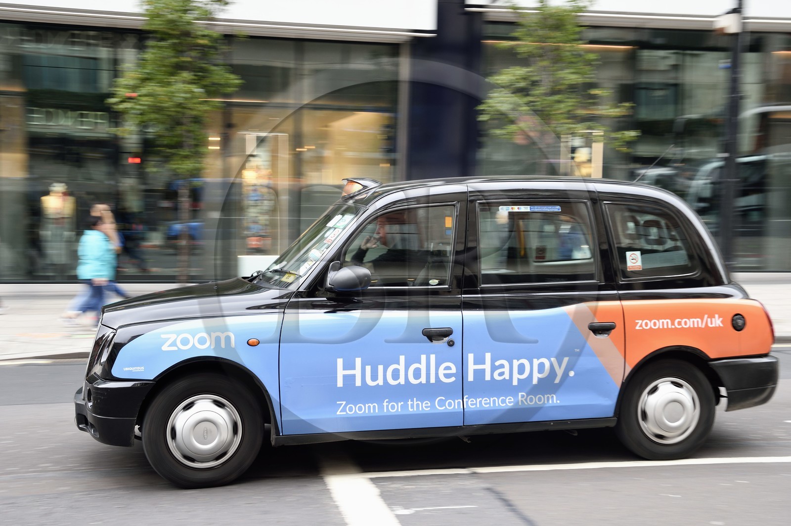 Royaume-Uni, Londres, taxi londonien avec un affichage publicitaire Royaume-Uni, Londres, taxi londonien avec un affichage publicitaire