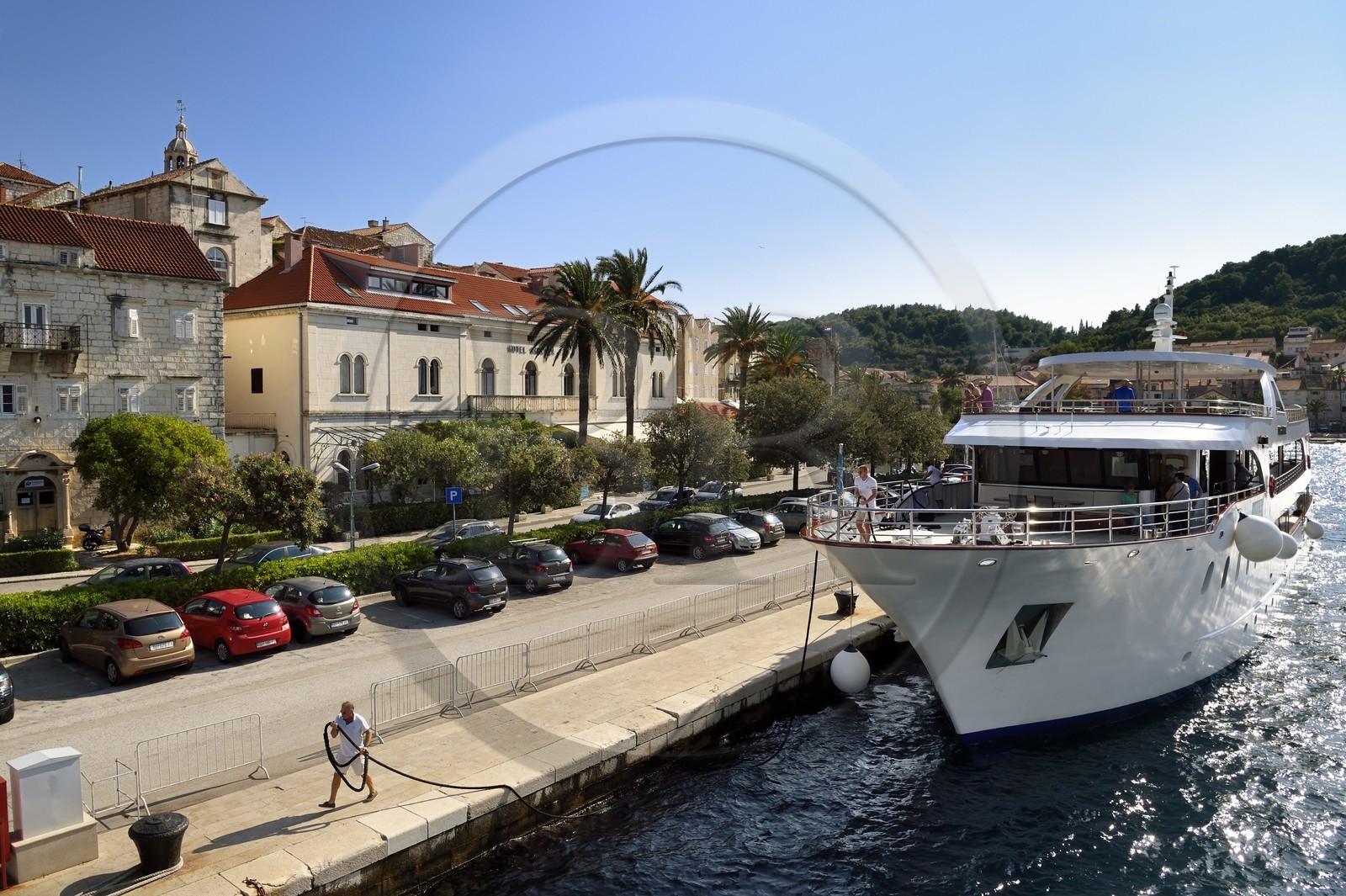 Croatie, Dalmatie, cote dalmate, Ile de Korcula, ville de Korcula, arrivée au port d'un bateau de croisière