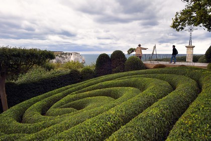 France, Seine-Maritime (76), Pays de Caux, Côte d'Albâtre, Etretat, Les Jardins d'Etretat de Alexander Grivko, sculpture représentant Claude Monet géant en bambou de Wiktor Szostalo