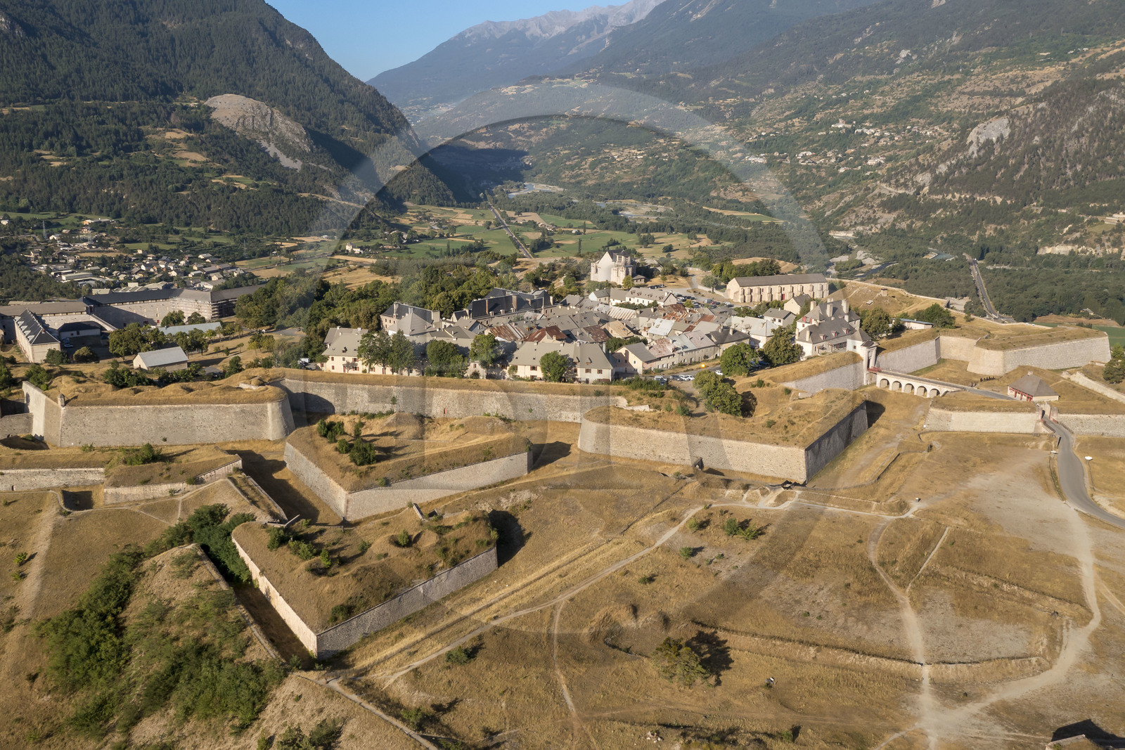 France, Hautes Alpes (05), Mont-Dauphin, citadelle édifiée par Vauban, classée Patrimoine Mondial de l'UNESCO (vue aérienne)