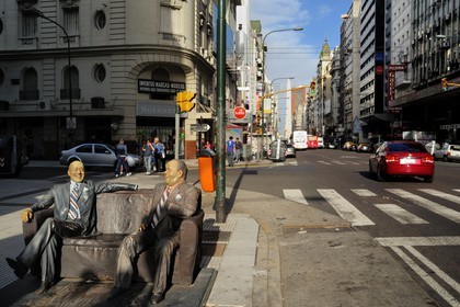 Argentine, Buenos Aires,  l'Obélisque sur l'avenue 9 de Julio vu de l'Avenida Corrientes