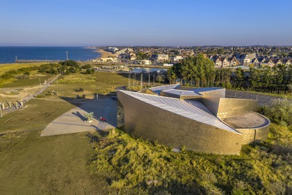 France, Calvados (14), Courseulles-sur-Mer, Centre Juno Beach, musée consacré au role du Canada lors de la Seconde Guerre Mondiale (vue aérienne)