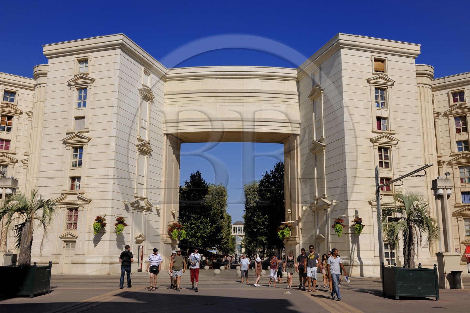 France, Hérault (34), Montpellier, quartier Antigone de l'architecte Ricardo Bofill, place du Nombre d'Or, un axe piéton relie cette place au Lez vers l'est et au centre historique à l'ouest