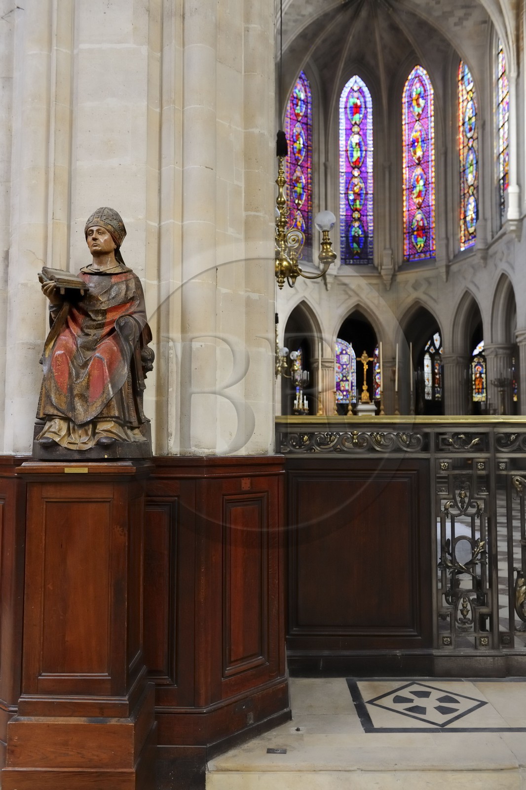 France, Paris (75), église Saint-Germain-l'Auxerrois, statue en bois polychrome de Saint-Germain-l'Auxerrois du 15ème siècle