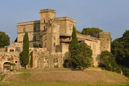 France, Vaucluse (84), Parc Naturel Regional du Luberon, Lourmarin, labellisé Les Plus Beaux Villages de France, le chateau des XVè et XVIè siècles Renaissance