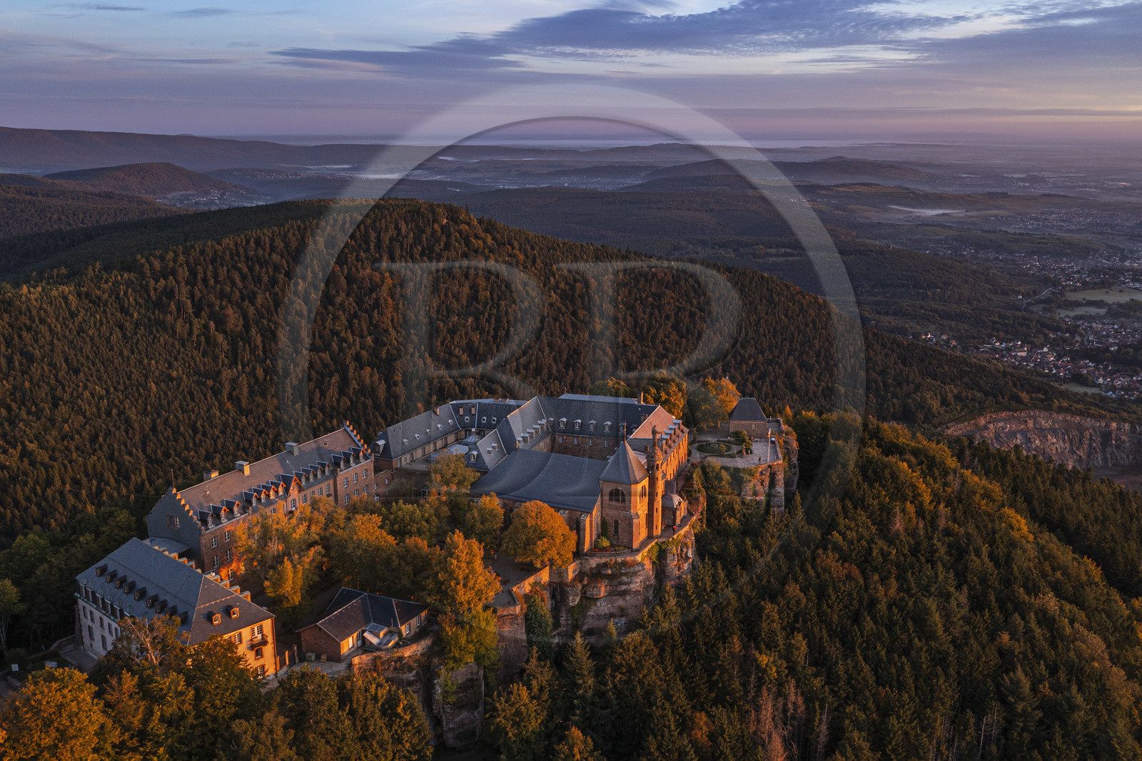 France, Bas-Rhin (67), Mont Saint-Odile, abbaye de Hohenbourg encore appelée couvent du Mont-Sainte-Odile faisant face à la plaine d'Alsace (vue aérienne)