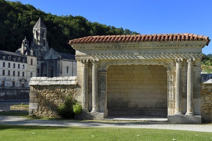 France, Dordogne (24), Brantôme, reposoir du XVIème siècle dans le jardin au moines et l'abbaye bénédictine Saint-Pierre de Brantôme en arrière plan
