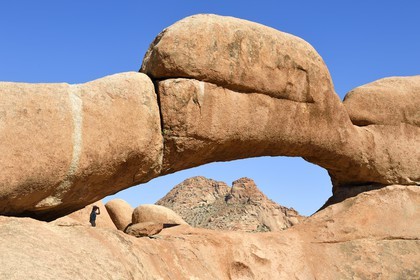 Namibia, Erongo region, Damaraland, Spitzkoppe or Spitzkop (1784 m), natural arch of the granite mountain in the Namib Desert