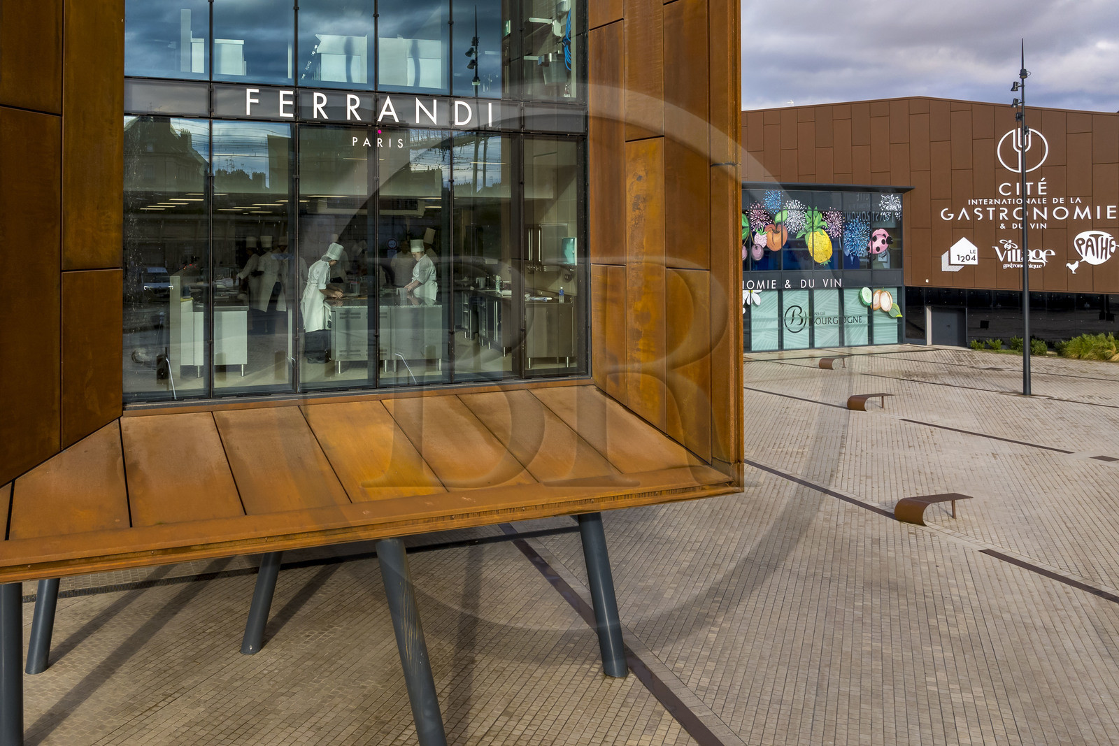 France, Côte-d'Or (21), Dijon, zone classée Patrimoine Mondial de l'UNESCO, Cité Internationale de la Gastronomie et du Vin par l'architecte Anthony Béchu, le canon de lumière qui abrite l'école Ferrandi (vue aérienne)