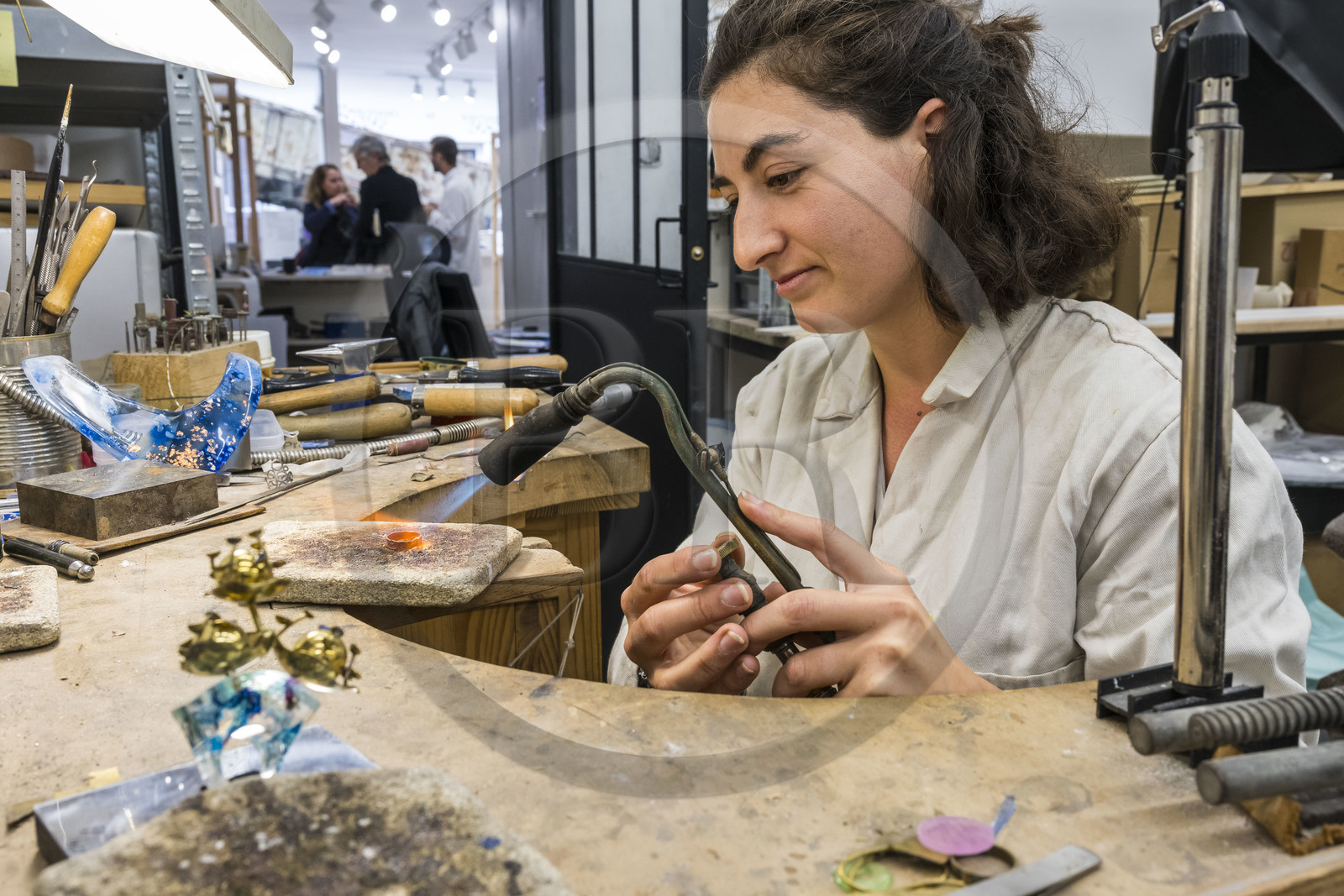 France, Nièvre (58), Nevers, La Verrière, boutique de créateurs, la créatrice de bijoux Manon Pignon (Desmée Bijoux) dans son atelier