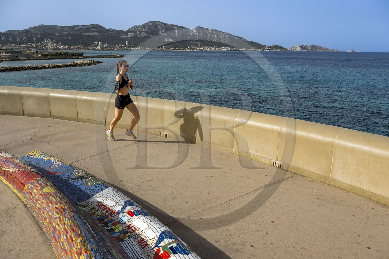 France, Bouches-du-Rhône (13), Marseille, Corniche du Président John Fitzgerald Kennedy, l'Association Viv'Arthe et son Projet Mosaïque, recouvrir de mosaïque le plus long banc du monde qui court sur près de 3 km le long de la Corniche France, Bouches-du-Rhône (13), Marseille, Corniche du Président John Fitzgerald Kennedy, l'Association Viv'Arthe et son Projet Mosaïque, recouvrir de mosaïque le plus long banc du monde qui court sur près de 3 km le long de la Corniche