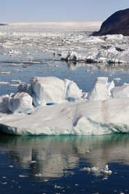 Groenland, cote ouest, baie de Disko, baie de Quervain, le glacier Kangilerngata sermia voisin du glacier Eqip Sermia (glacier Eqi) et icebergs au premier plan