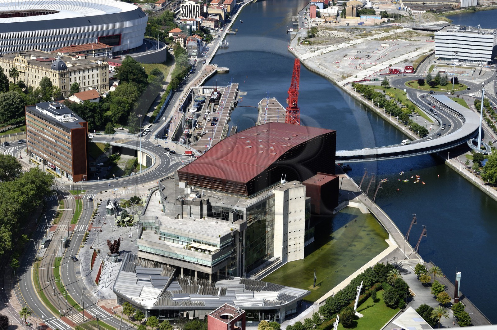 Espagne, Pays basque espagnol, Biscaye, Bilbao, le Palais Euskalduna (Palais des Congrès et de la Musique) par les architectes Federico Soriano et Dolores Palacios et la grue Carola en bordure du Ria de Bilbao