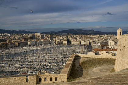France, Bouches-du-Rhône (13), Marseille, le Vieux Port vu depuis la Citadelle de Marseille (Fort Saint-Nicolas, le haut fort appelé fort d’Entrecasteaux)