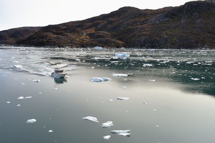Groenland, cote ouest, baie de Disko, baie de Quervain, bateau de tourisme progressant au milieu des icebergs