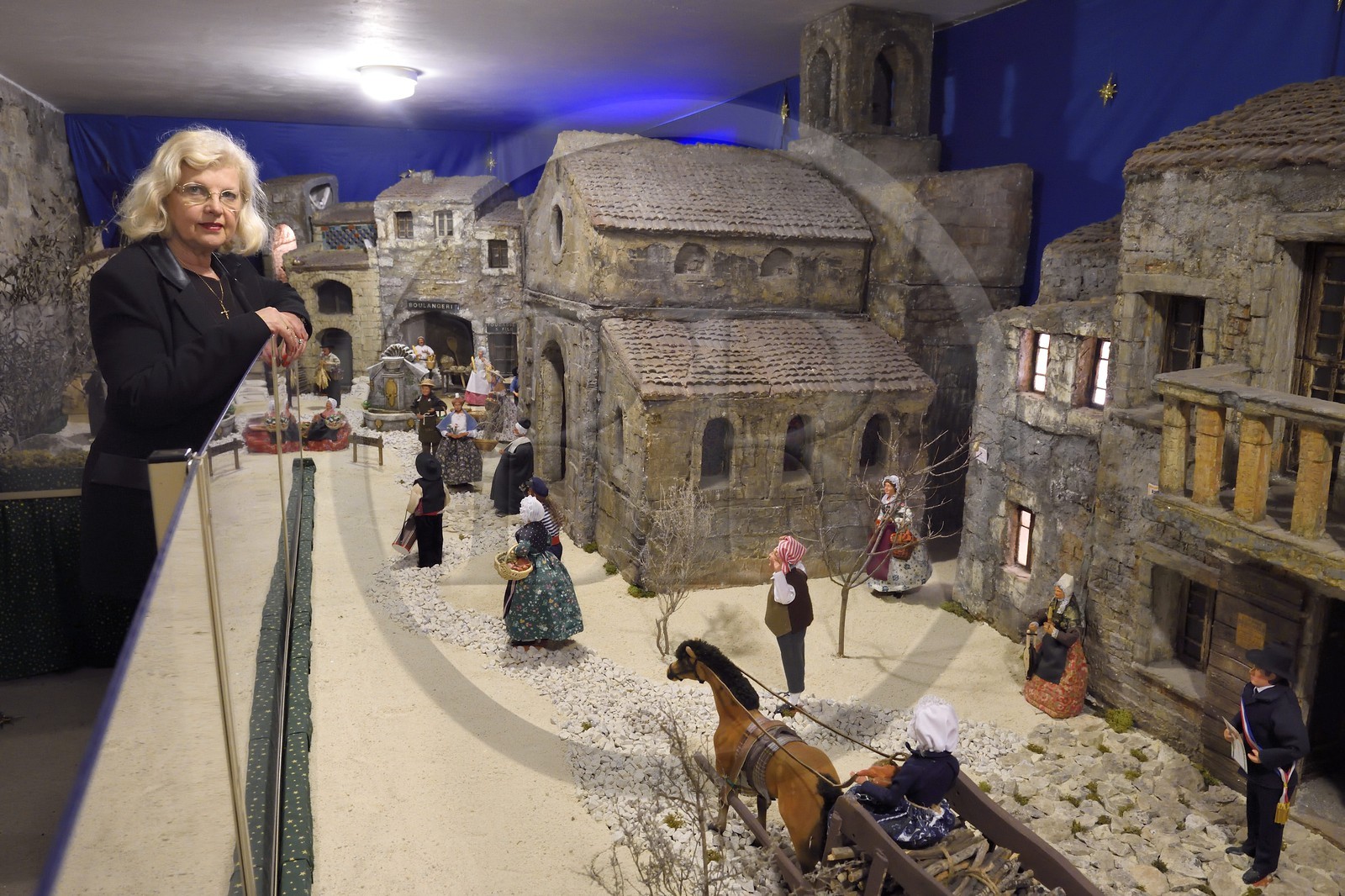 France, Alpes-Maritimes (06), Lucéram, Christiane Ricort présidente de la Maison de Pays et créatrice de crèches