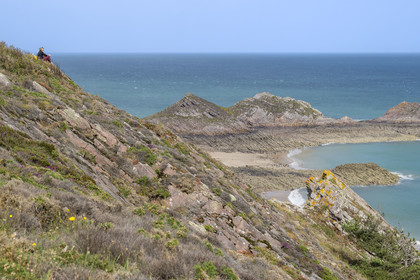 France, Côtes d'Armor (22), Grand Site de France Cap d'Erquy – Cap Fréhel, Erquy, randonneur au dessus de la plage (naturiste) de Lourtouais à l'Est du Cap d'Erquy