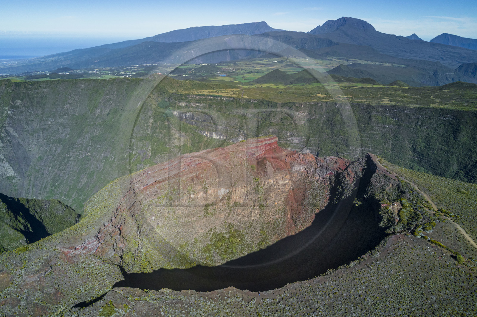 France, Ile de la Reunion, Parc National de la Réunion classé Patrimoine Mondial de l'UNESCO, le Cratère Commerson sur les flans du volcan Piton de la Fournaise et l'ancien volcan du Piton des Neiges en arrière plan (vue aérienne)