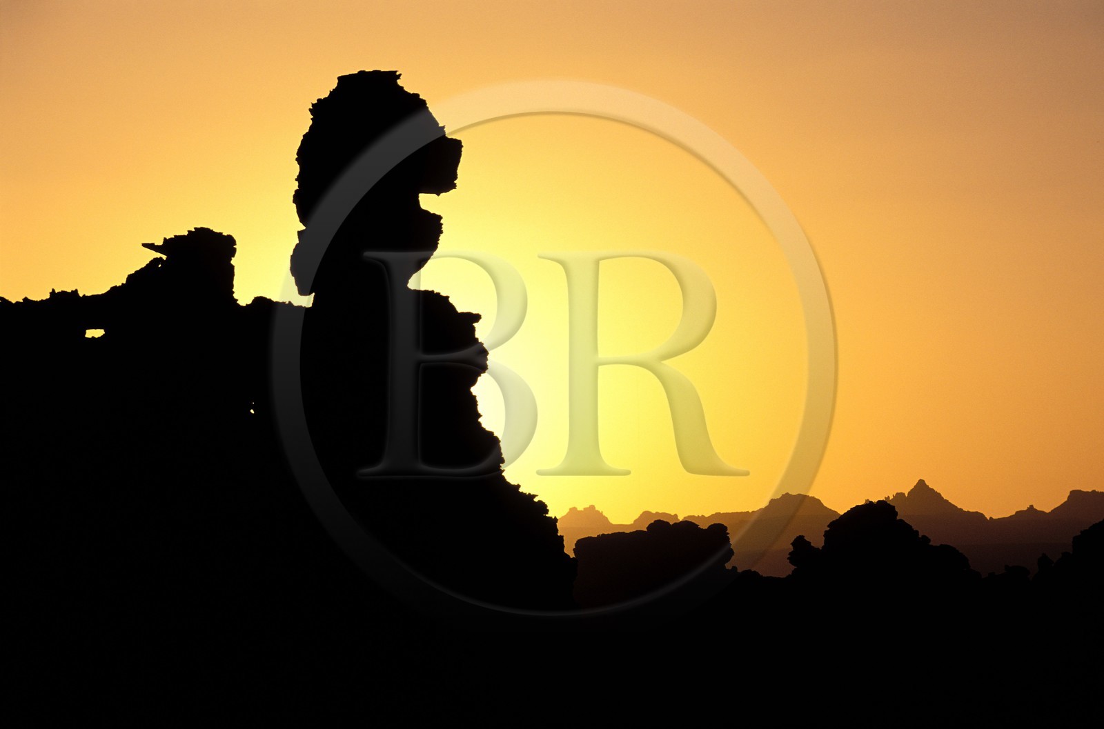 Libye, région du désert, Le Fezzan (Sahara), Rochers de grès aux formes fantastiques pris dans les sables dans l'Akakus vers In Amelal