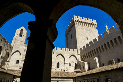 France, Vaucluse (84), Avignon, Palais des Papes classé Patrimoine mondial de l'UNESCO, la Cour du cloitre dans le vieux palais et la tour de la Campane