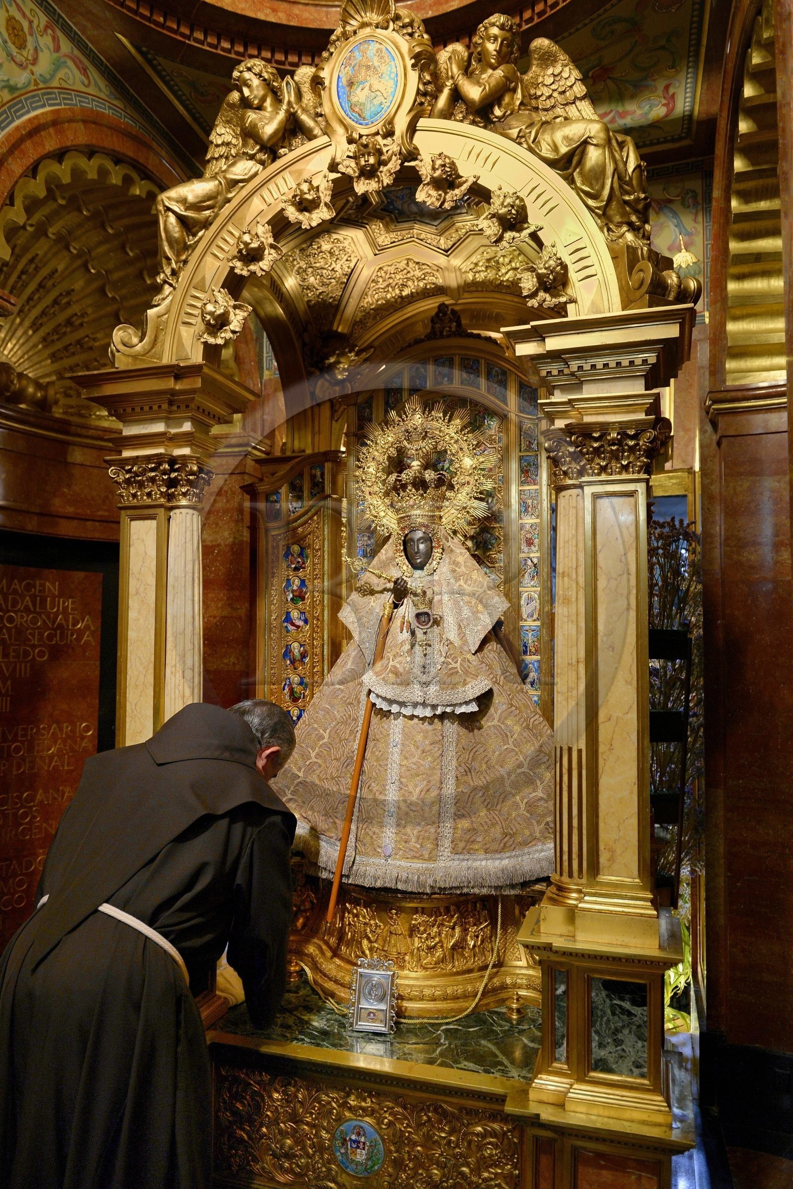 Espagne, Estremadure, Guadalupe, monastère royal de Santa Maria de Guadalupe classé Patrimoine mondial de l'UNESCO, moine devant le trone de la vierge dans le Camarin