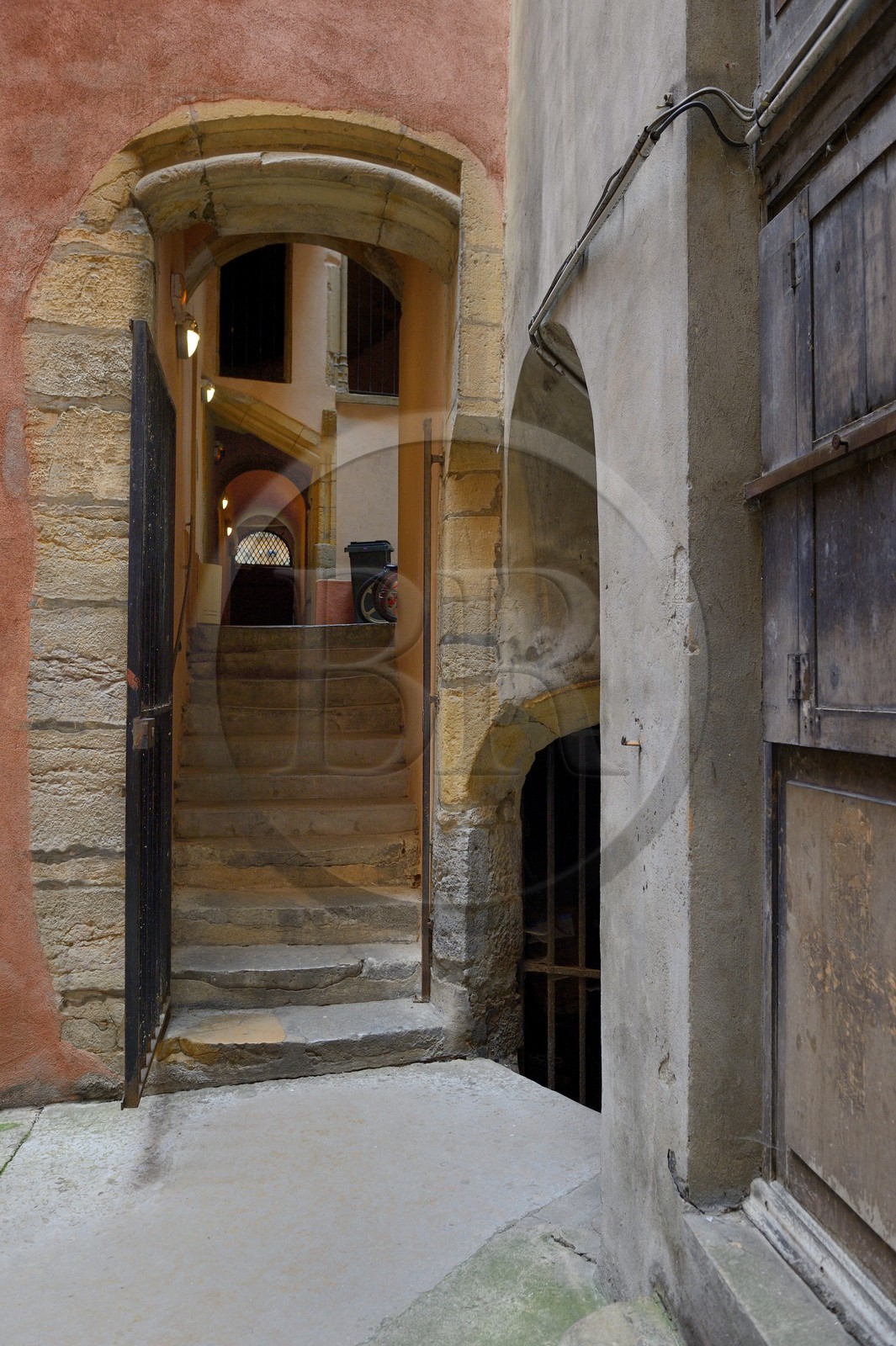 France, Rhône (69), Lyon, site historique classé Patrimoine Mondial de l'UNESCO, Vieux Lyon, traboule reliant le 9 rue des Trois Maries au 15 quai Romain Rolland