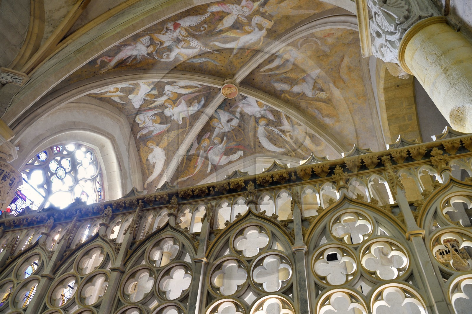 France, Allier (03), ancienne province du Bourbonnais, Souvigny, l'église prieurale clunisienne Saint-Pierre-et-Saint-Paul, nécropole ducale des Ducs de Bourbon, anges du plafond peint de la Chapelle vieille (XVe siècle)
