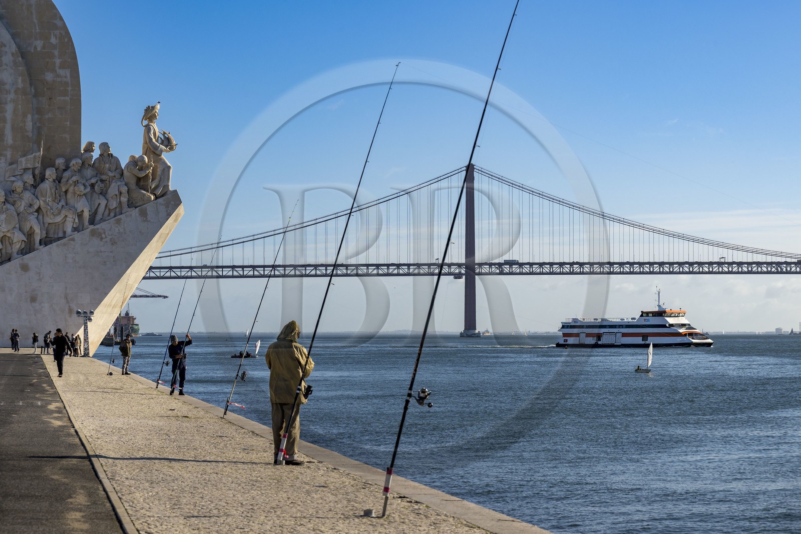 Portugal, Lisbonne, quartier de Belém, Padrao dos Descobrimentos (Monument des Découvertes) datant de 1960 et le le pont du 25 de Abril sur le Tage Portugal, Lisbonne, quartier de Belém, Padrao dos Descobrimentos (Monument des Découvertes) datant de 1960 et le le pont du 25 de Abril sur le Tage