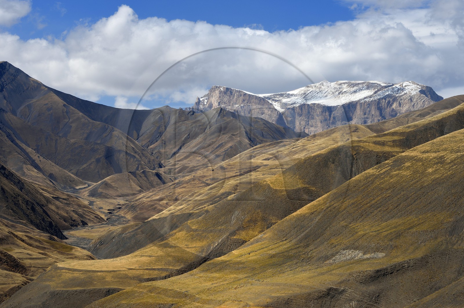 Azerbaïdjan, région de Quba (Guba), chaine de montagne du Grand Caucase face au village de Khinalug (Xinaliq) Azerbaïdjan, région de Quba (Guba), chaine de montagne du Grand Caucase face au village de Khinalug (Xinaliq)